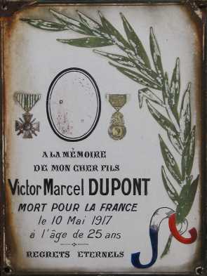 Sur la tombe de Victor Marcel Dupont mort pour la France. Cimetière de Ceaux-en-Loudun.